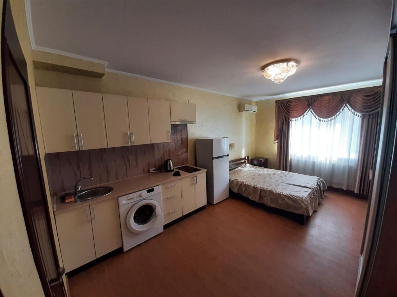 Guest House Montreal โอเดสซา ภายนอก รูปภาพ