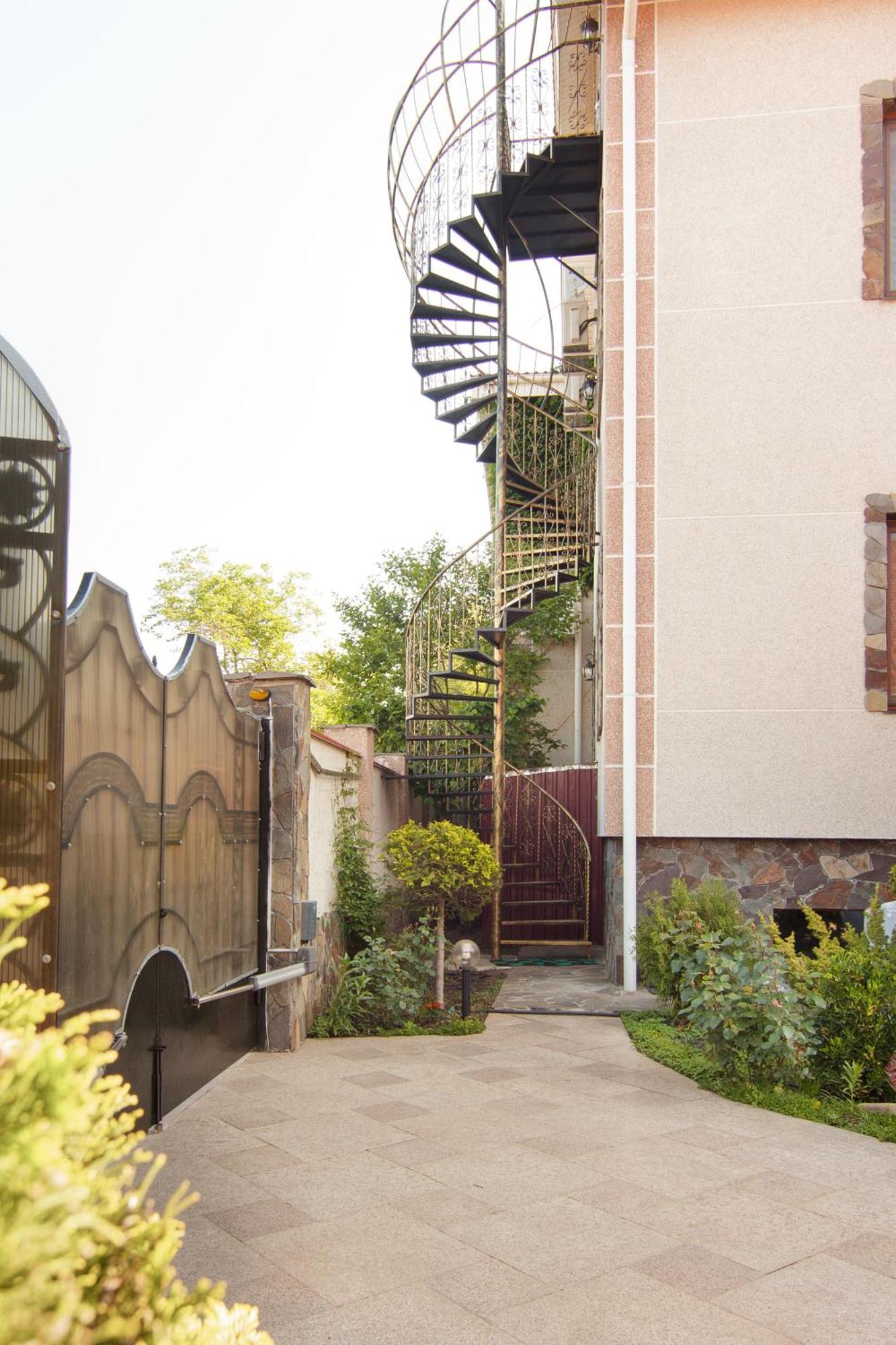 Guest House Montreal โอเดสซา ภายนอก รูปภาพ