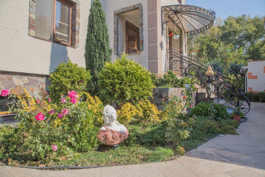 Guest House Montreal โอเดสซา ภายนอก รูปภาพ